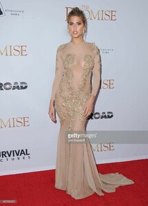 model-kara-del-toro-arrives-at-the-los-angeles-premiere-the-promise-picture-id667950352.jpg