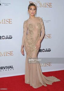 model-kara-del-toro-arrives-at-the-los-angeles-premiere-the-promise-picture-id667950404.jpg