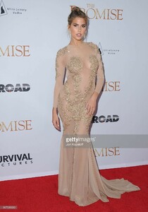 model-kara-del-toro-arrives-at-the-los-angeles-premiere-the-promise-picture-id667999630.jpg