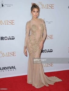 model-kara-del-toro-arrives-at-the-los-angeles-premiere-the-promise-picture-id667999644.jpg