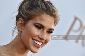 model-kara-del-toro-arrives-at-the-premiere-of-open-road-films-the-picture-id668954162.jpg