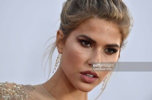 model-kara-del-toro-arrives-at-the-premiere-of-open-road-films-the-picture-id668954170.jpg