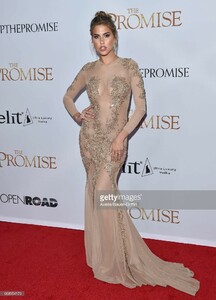 model-kara-del-toro-arrives-at-the-premiere-of-open-road-films-the-picture-id668954176.jpg