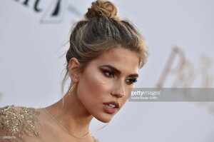 model-kara-del-toro-arrives-at-the-premiere-of-open-road-films-the-picture-id668954178.jpg