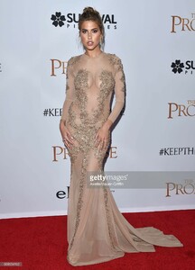 model-kara-del-toro-arrives-at-the-premiere-of-open-road-films-the-picture-id668954192.jpg
