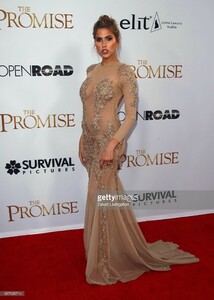 model-kara-del-toro-attends-the-premiere-of-open-road-films-the-at-picture-id667935714.jpg