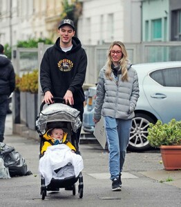 nicholas-hoult-was-seen-out-with-bryana-holly-and-their-new-baby-in-london-12-23-2018-1.thumb.jpg.14112e84b2eb7a1013e0955a8adbb801.jpg