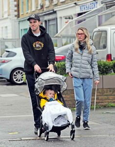 nicholas-hoult-was-seen-out-with-bryana-holly-and-their-new-baby-in-london-12-23-2018-2.thumb.jpg.69bb256655440e913238e950ab168d09.jpg