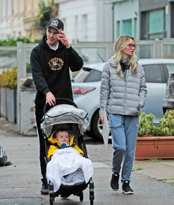 nicholas-hoult-was-seen-out-with-bryana-holly-and-their-new-baby-in-london-12-23-2018-3.thumb.jpg.9db3a9f0208bfe5948180351d2495f18.jpg
