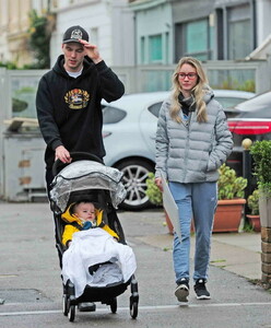 nicholas-hoult-was-seen-out-with-bryana-holly-and-their-new-baby-in-london-12-23-2018-4.thumb.jpg.94aa25179136c1e7995af008ea1d4b1e.jpg