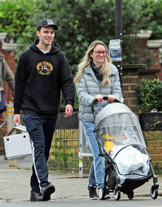 nicholas-hoult-was-seen-out-with-bryana-holly-and-their-new-baby-in-london-12-23-2018-5.thumb.jpg.065b902ddf4171e80ec235a162c71062.jpg