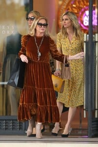 paris-and-nicky-hilton-shopping-at-barney-s-new-york-in-beverly-hills-12-23-2018-8.jpg