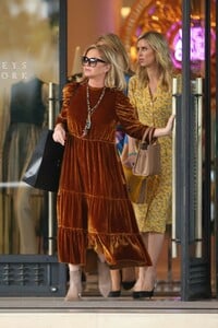 paris-and-nicky-hilton-shopping-at-barney-s-new-york-in-beverly-hills-12-23-2018-9.jpg