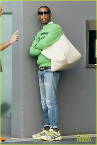 pharrell-williams-heads-to-a-morning-meeting-in-beverly-hills-02.jpg