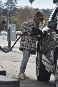 rachel-bilson-at-the-gas-station-in-sherman-oaks-12-09-2018-2.jpg