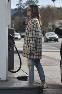 rachel-bilson-at-the-gas-station-in-sherman-oaks-12-09-2018-4.jpg