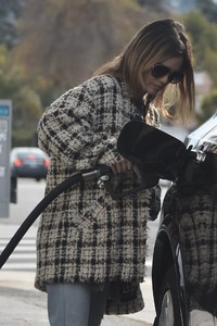 rachel-bilson-at-the-gas-station-in-sherman-oaks-12-09-2018-6.jpg