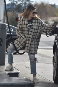 rachel-bilson-at-the-gas-station-in-sherman-oaks-12-09-2018-7.jpg