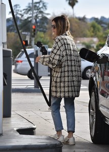 rachel-bilson-at-the-gas-station-in-sherman-oaks-12-09-2018-8.jpg