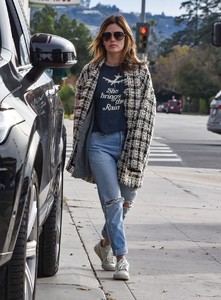 rachel-bilson-at-the-gas-station-in-sherman-oaks-12-09-2018-9.jpg