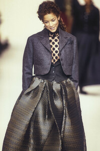 romeo-gigli-fw-1993-6.thumb.JPEG.b901f08e3ced61068bf852efc1ce84fd.JPEG