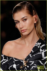 runway-versace-december-2018-11.jpg