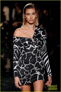 runway-versace-december-2018-12.jpg