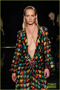 runway-versace-december-2018-24.jpg