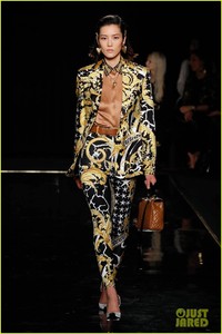 runway-versace-december-2018-28.jpg