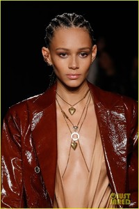 runway-versace-december-2018-34.jpg