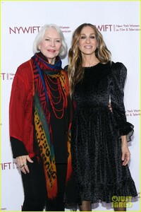 sarah-jessica-parker-ellen-burstyn-get-honored-at-muse-awards-2018-03.jpg