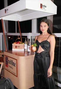 shanina-shaik-jonathan-simkhai-and-elyse-walker-capsule-launch-in-miami-0.thumb.jpg.3d9505661adad656be1de3276b5ebbe7.jpg