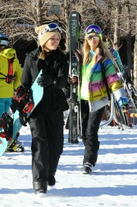 sofia-richie-and-paris-hilton-hit-the-slopes-in-aspen-12-29-2018-1.jpg