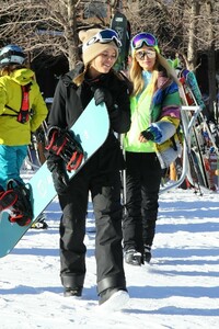 sofia-richie-and-paris-hilton-hit-the-slopes-in-aspen-12-29-2018-3.jpg