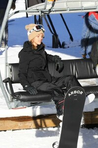 sofia-richie-and-paris-hilton-hit-the-slopes-in-aspen-12-29-2018-5.jpg