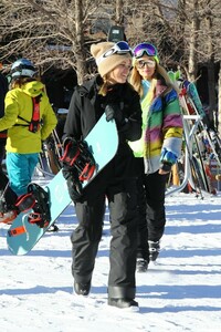 sofia-richie-and-paris-hilton-hit-the-slopes-in-aspen-12-29-2018-6.jpg