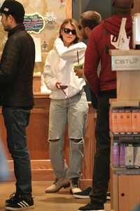 sofia-richie-in-casual-outfit-12-27-2018-11.jpg