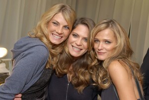 supermodel.pictures-vsfs2003-444.thumb.jpg.0ebe26a68e5eb440a86a7d2d41a631e0.jpg