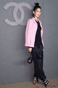 tao-okamoto-chanel-metiers-d-art-show-in-new-york-12-04-2018-1.jpg