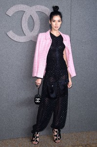 tao-okamoto-chanel-metiers-d-art-show-in-new-york-12-04-2018-2.jpg