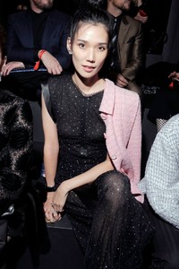 tao-okamoto-chanel-metiers-d-art-show-in-new-york-12-04-2018-4.jpg
