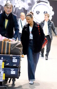 thandie-newton-travel-style-heathrow-airport-11-29-2018-1.jpg