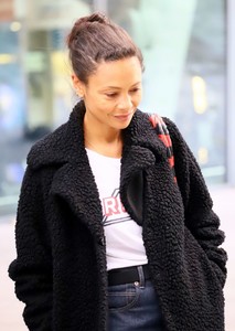 thandie-newton-travel-style-heathrow-airport-11-29-2018-2.jpg