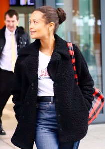 thandie-newton-travel-style-heathrow-airport-11-29-2018-3.jpg