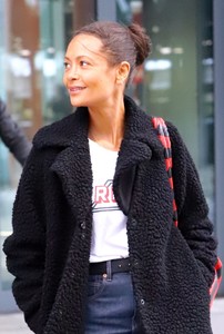 thandie-newton-travel-style-heathrow-airport-11-29-2018-4.jpg