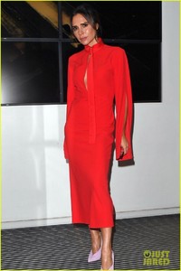 victoria-beckham-slays-in-red-dress-with-lilac-shoes-03.jpg
