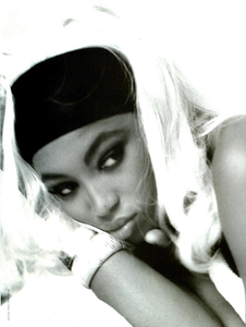 von_Unwerth_Vogue_Italia_June_1990_04.thumb.png.c4b7a2aad1b9deadcc4635ff7a1a753f.png