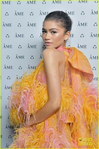 zendaya-ame-jewelry-launch-01.thumb.JPG.329a2bb9e4af2ba6f115499ad96c3921.JPG