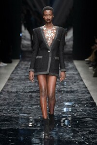 00001-azzaro-couture-et-ateliers-19.thumb.jpg.cff50abbb59130b7e2ac01f21ff02874.jpg