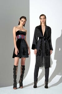 00004-Zuhair-Paris-Pre-Fall-19-credit-Emmanuel-Giraud.thumb.jpg.5d3eee48c7cd88ba4df20ee98fbbd8c3.jpg